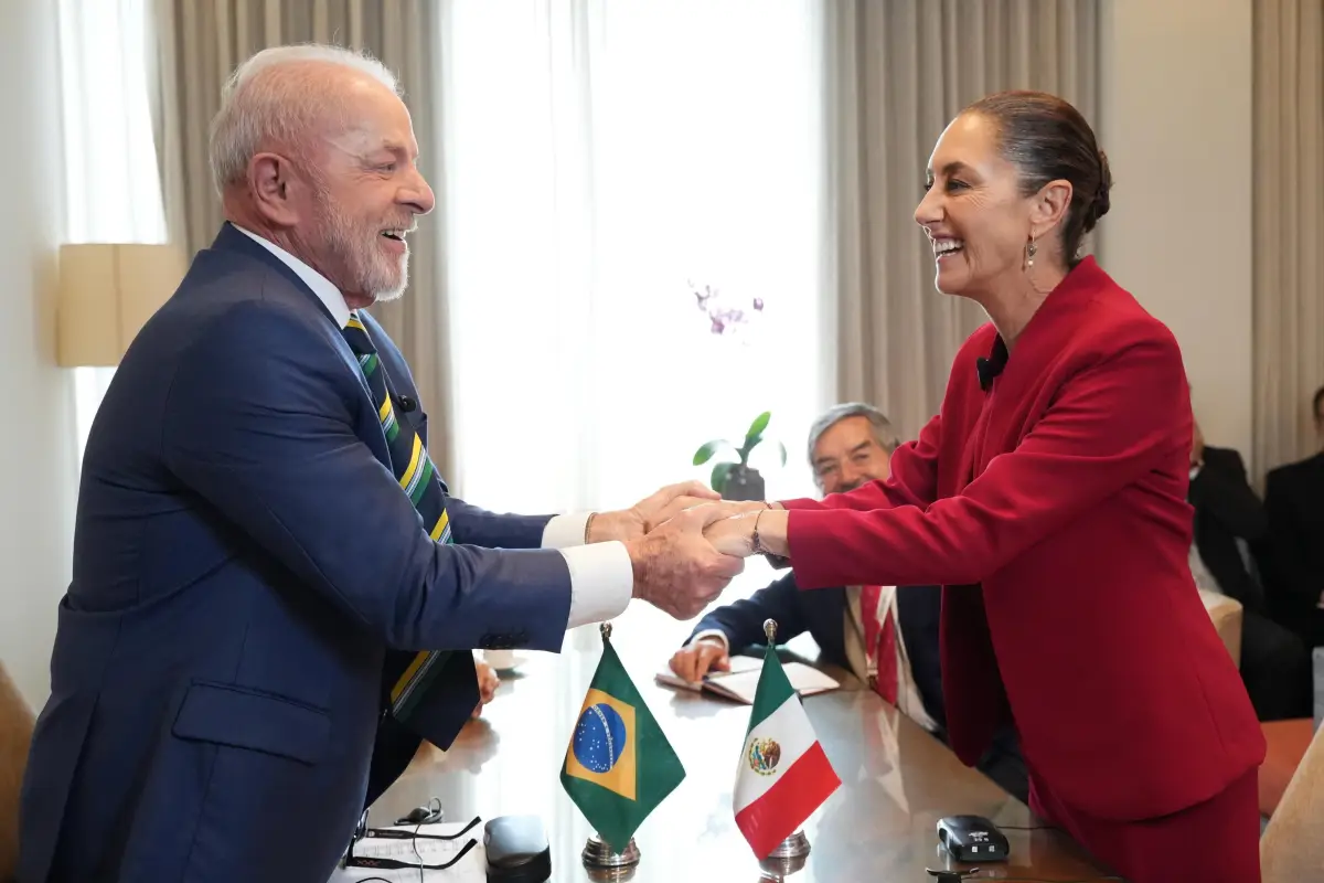 Lula da Silva y la presidenta Claudia Sheinbaum se saludan.