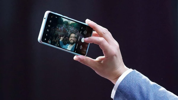 Gabriel Boric se toma una selfie, al término de un discurso en Santiago de Chile.