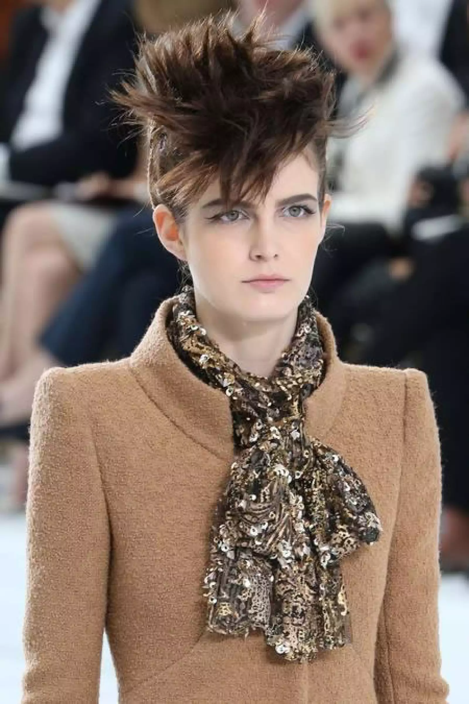 Chanel- El infalible `cat-eye´ no faltó en este magnífico show. Para el peinado colocaron el pelo de las modelos en la parte superior de la cabeza simulando las plumas de un pájaro.