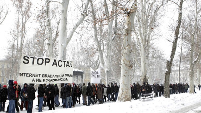 Pese al fuerte frío en varias ciudades de Europa, manifestantes tomaron las calles para reiterar su rechazo al proyecto.