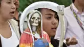 Alrededor de 300 personas se reúnen para adorar a la Santa Muerte en Tultitlán, Estado de México. (Foto: AFP)