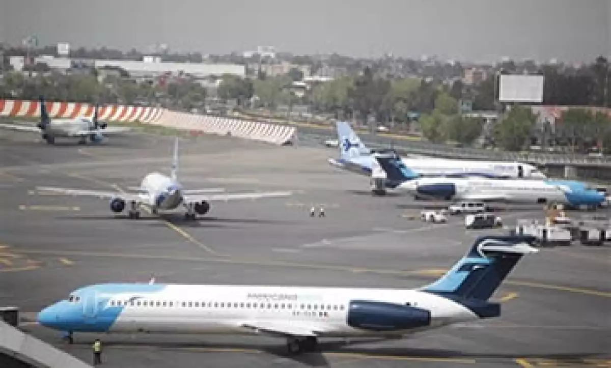 Fuentes cercanas a Mexicana de Aviación revelaron que el traspaso de las acciones de la aerolínea se pactó en 9 millones de dólares más IVA. . (Foto: AP)