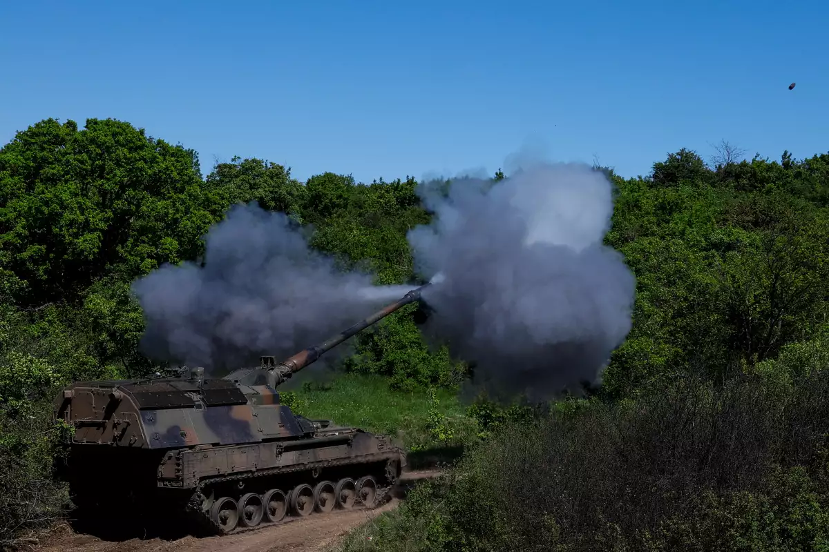 Los militares ucranianos de la 43.a Brigada de Artillería Separada disparan un obús autopropulsado Panzerhaubitze 2000 contra las tropas rusas, en medio del ataque de Rusia contra Ucrania, en la región de Donetsk, Ucrania, el 4 de mayo de 2024.
