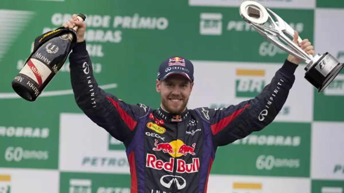 El piloto alemán de Red Bull, Sebastian Vettel, a celebrar en noviembre de 2013 su victoria en el Gran Premio de Brasil