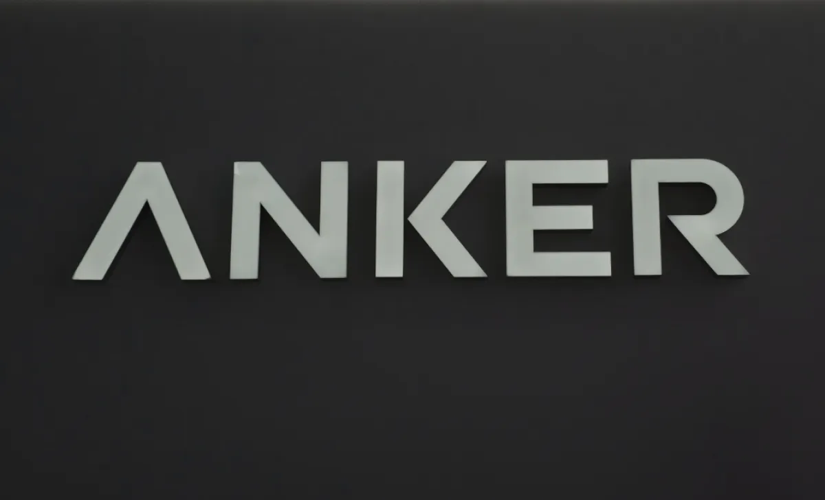 Logo de Anker sibre fondo negro.