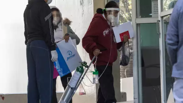 Una mujer de la tercera edad con oxigenación artificial entra al área de urgencias Covid-19 del Hospital de los Venados IMSS.