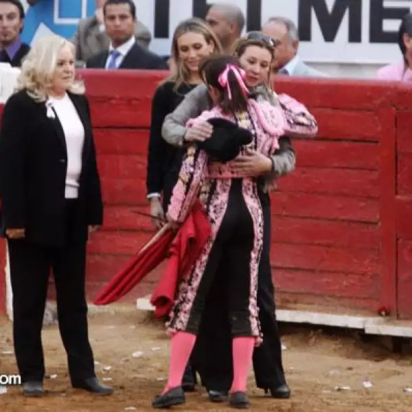Hilda Tenorio brindó su segundo de la tarde a las organizadoras de la corrida
