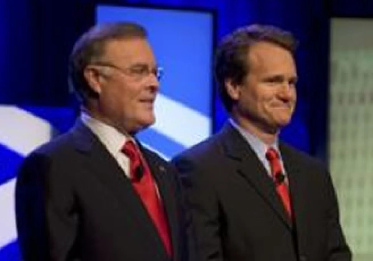 Kenneth Lewis (i) pasa la estafeta de BofA a Brian Moynihan (d). (Foto: Reuters)