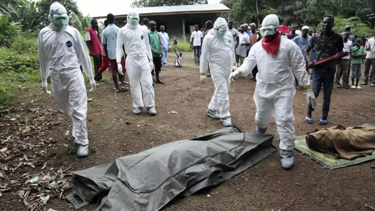 Trabajadores de salud trasladan cuerpos de víctimas del ébola en Liberia