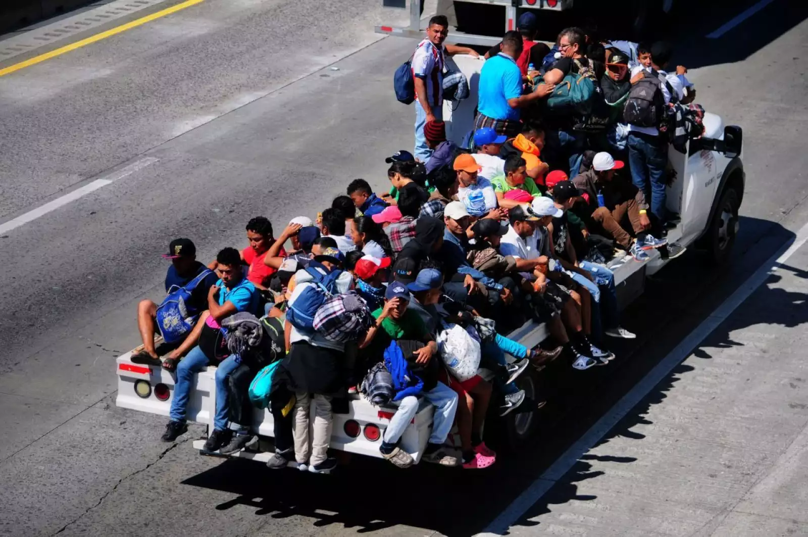 TEPEJÍ DEL RÍO, HIDALGO, 09NOVIEMBRE2018.- Un grupo de migrantes centroamericanos que abandonó el albergue en la Ciudad de México continúa su viaje hacia el norte del país a pie o subiéndose a trailers y camionetas que se ofrecen para llevarlos. Los migrantes esperan llegar esta tarde a la ciudad de Querétaro dónde hay un albergue en el que pueden pasar la noche.
FOTO: DIEGO SIMÓN SÁNCHEZ /CUARTOSCURO.COM