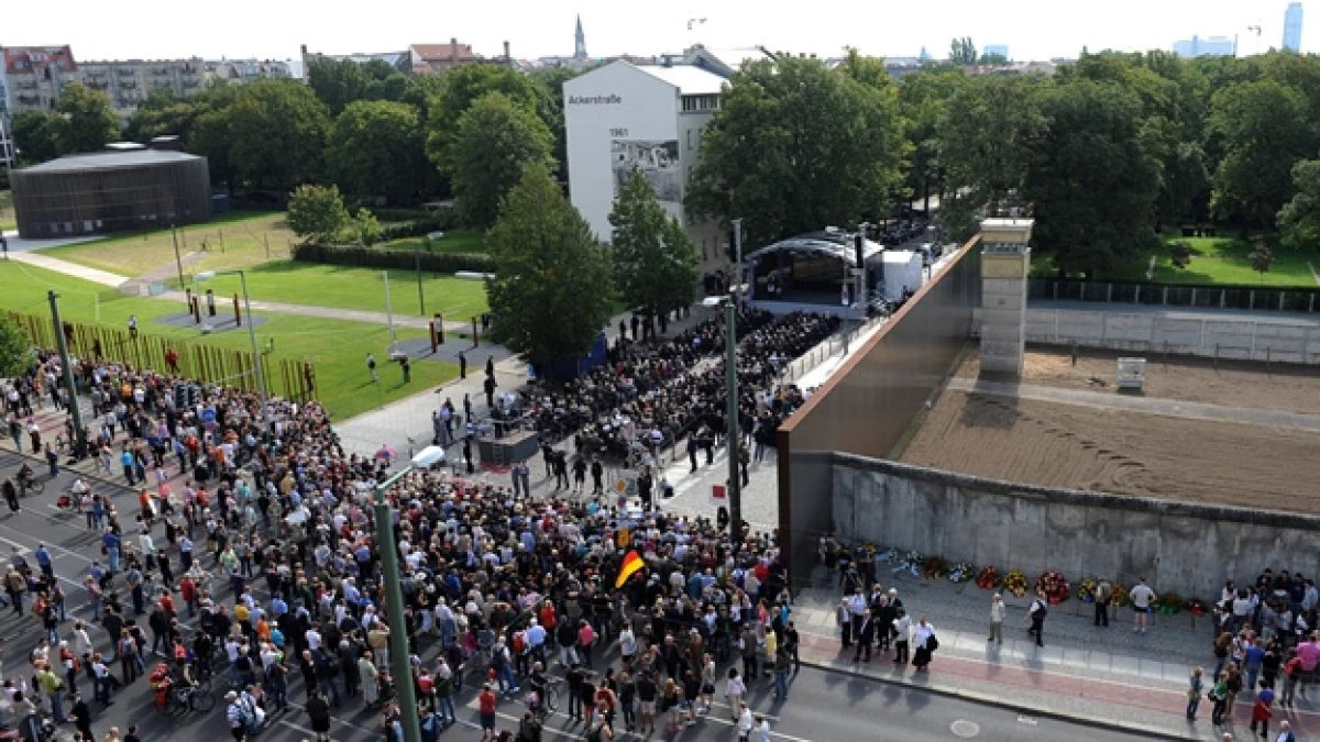 ceremonia por la conmemoracion de la construccion del muro de berlin