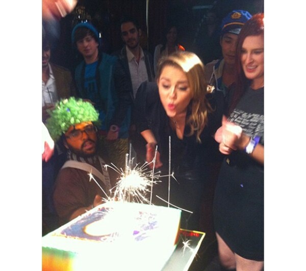 Miley recibió un pastel de cumpleaños en sus 19 con la imagen de Bob, rodeada de amigos.