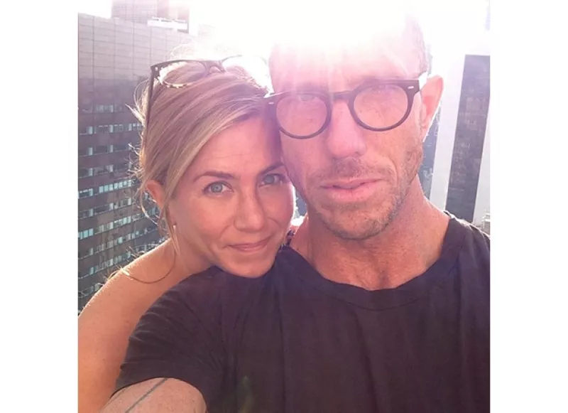 La actriz de 44 años se puso en manos del profesional Chris McMillan para hacerse un marcado corte de pelo que, aunque muchos calificaron como "dramático", a ella parece encantarle.