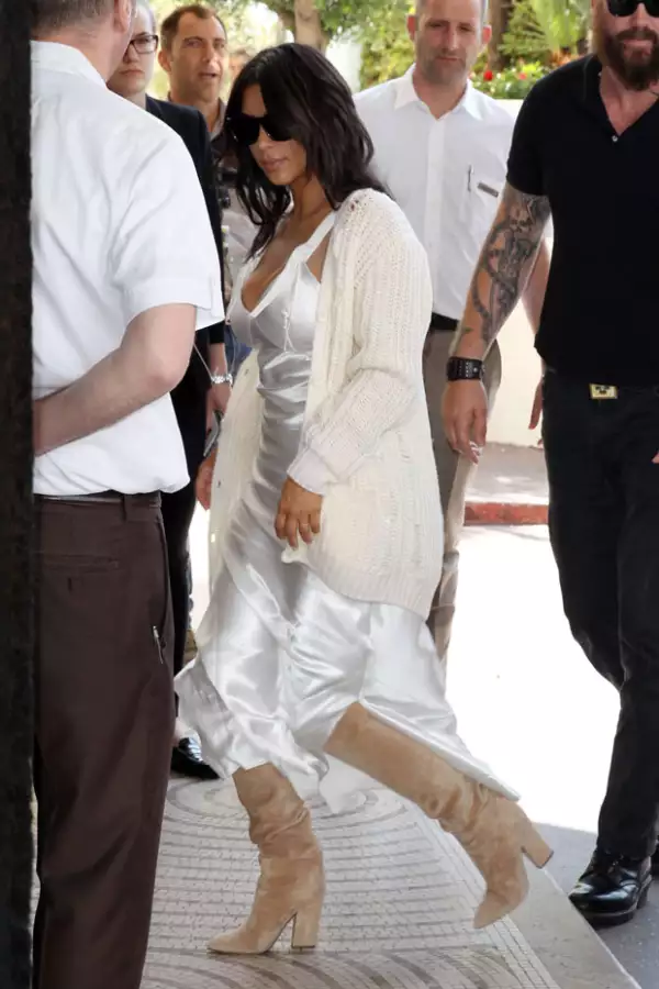Kim Kardashian fue captada así en su primera aparición en Cannes.