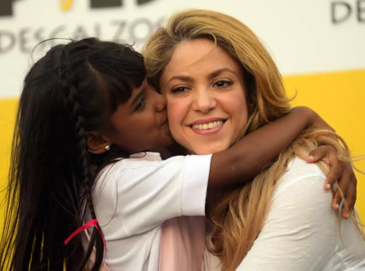 Shakira se mostró amable con los pequeños de la localidad.