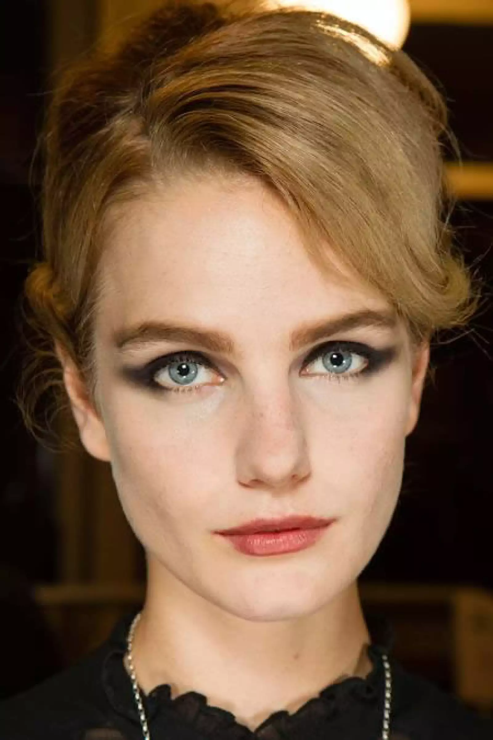 Armani Privé- La maquillista Linda Cantello explicó que deseaban lograr un look moderno, por esto, utilizaron una sombra oscura la cual difuminaron hacia afuera dando un efecto rasgado. Las cejas las resaltaron con los tonos que más se acercaban al color del pelo de las modelos.