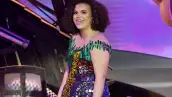 Lucero Mijares con un vestido multicolor para la obra El Mago.