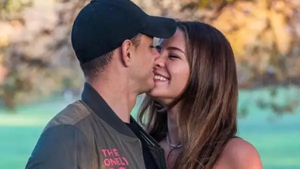 Javier Hernández y Sarah Kohan