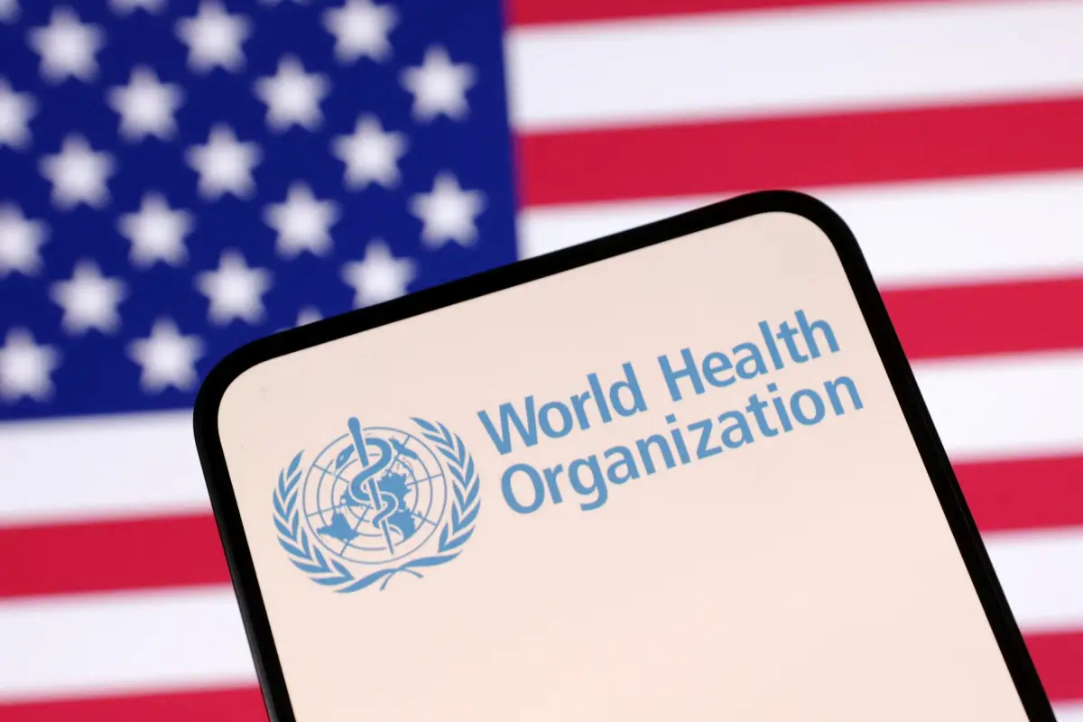 El logotipo de la Organización Mundial de la Salud (OMS) y la bandera de los Estados Unidos se ven en esta ilustración tomada el 23 de abril de 2025.