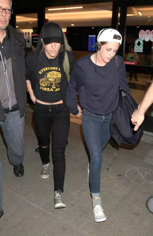 A Kristen le resulta extraño que la gente se interese por saber con quién anda y aseguró que dentro de algunos años esto ya no importará.