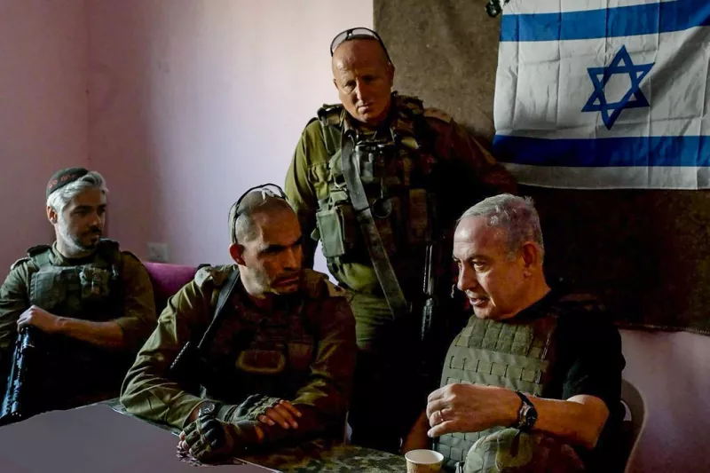 En esta foto tomada y publicada por la Oficina del Primer Ministro de Israel el 26 de noviembre de 2023, el primer ministro israelí Benjamin Netanyahu (R) se reúne con soldados en un lugar no revelado en la Franja de Gaza. Netanyahu dijo a los soldados de la Franja de Gaza el 26 de noviembre que los esfuerzos de Israel continuarían "hasta la victoria". 