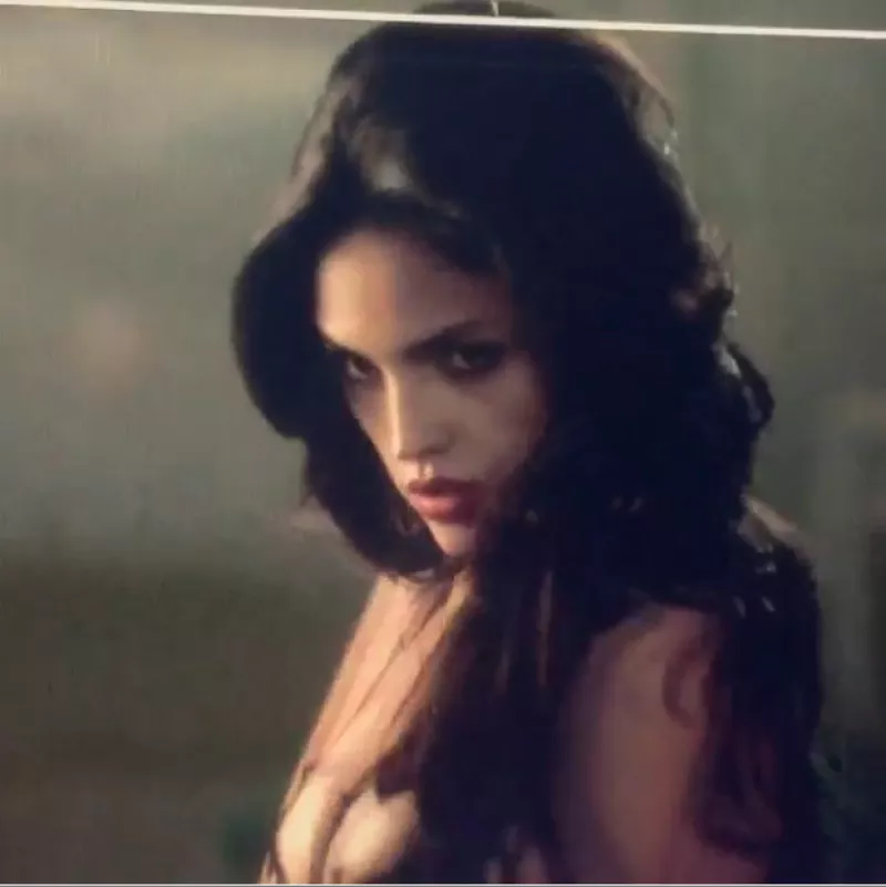 La actriz dio una sneak peak de lo que se podrá ver en unos meses en la segunda temporada de la serie que protagoniza junto con su novio, DJ Cotrona.