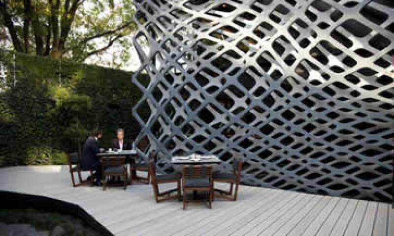 El diseño de Michel Rojkind y el mobiliario de Esrawe Studio hicieron que los espacios exteriores del Tori Tori Polanco estuvieran reflejados de forma vanguardista al interior del lugar. (Foto: Paulina Chávez)