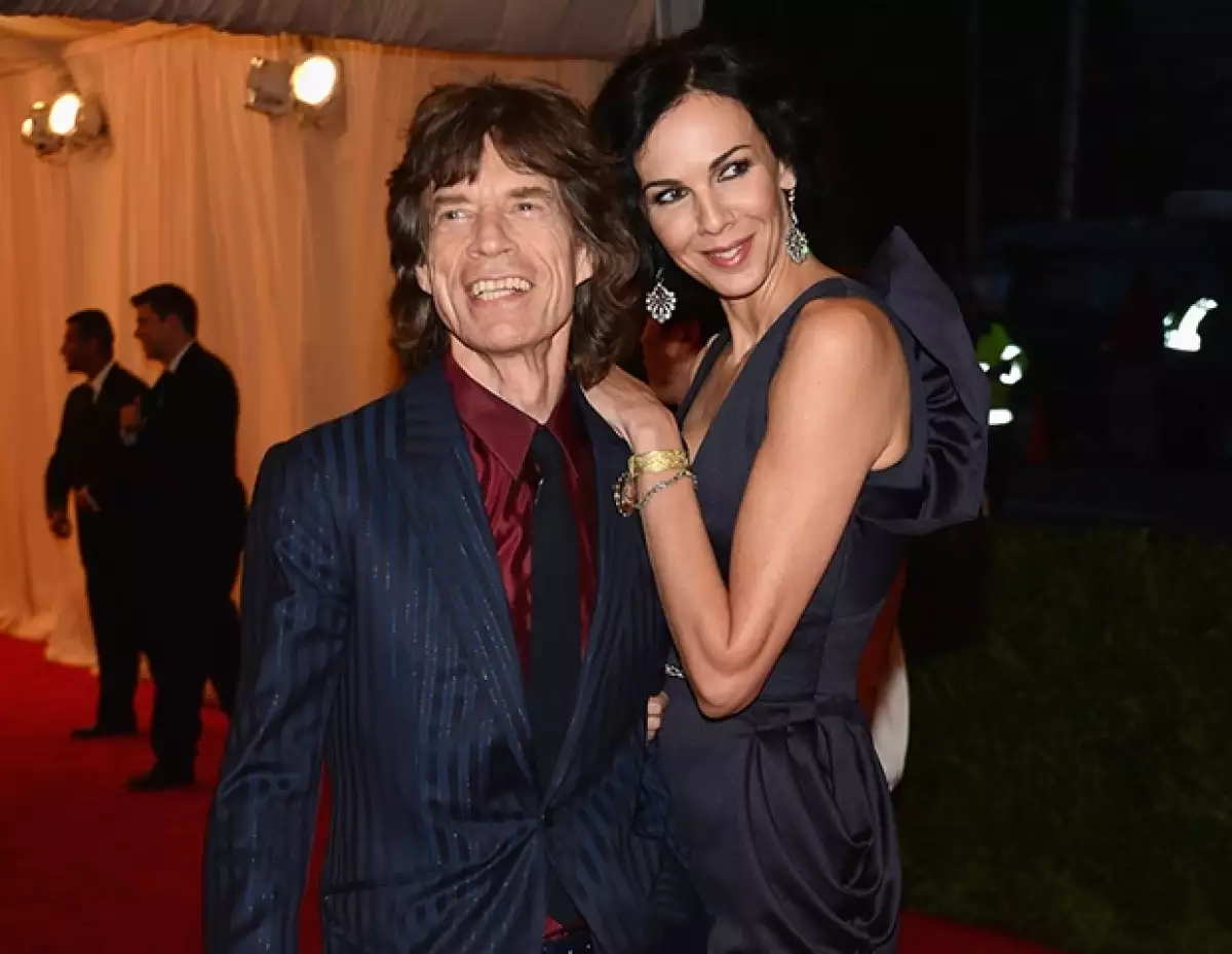 Fuentes afirman a la revista Grazia que la actriz ha decidido qué diseñador hará realidad el vestido para su boda con Brad Pitt. ¿Una pista? Es totalmente inesperado.