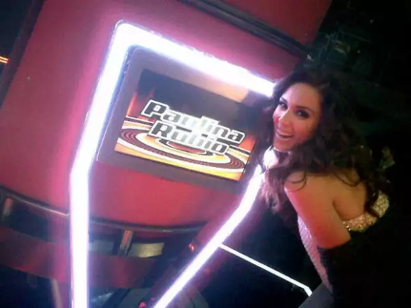 La conductora posó con los nombres de los cuatro coaches. Aquí con el de Pau.