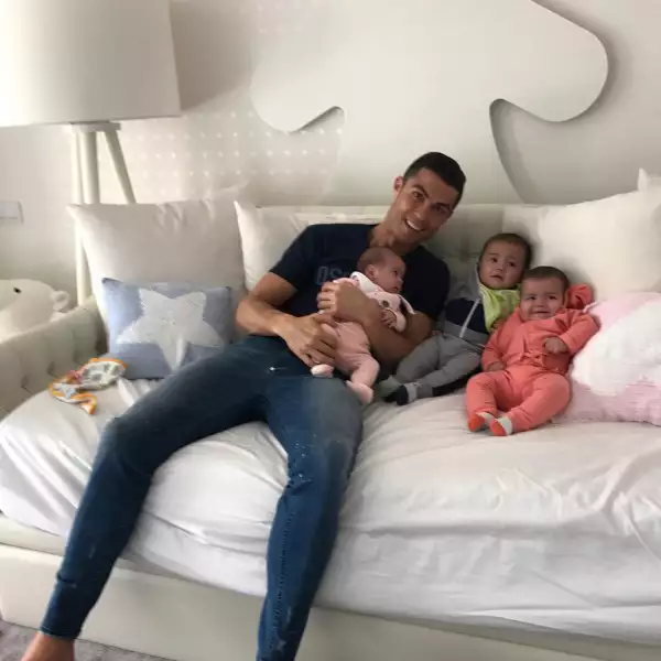 Cristiano Ronaldo y sus hijas, Eva María, Alana Martina y Mateo Ronaldo