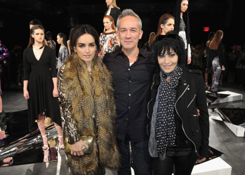 Ana de la Reguera con el diseñador de origen mexicano, César Galindo y la cantante Joan Jett.