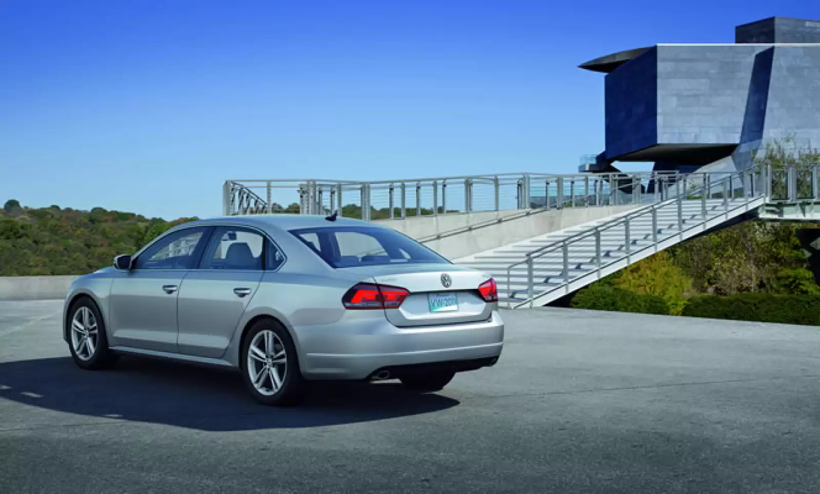 La parte trasera del Nuevo Passat 2012 adopta el estilo frontal con el dominio de líneas horizontales, calaveras en dos piezas montadas sobre la salpicadera del vehículo y en el portón trasero.