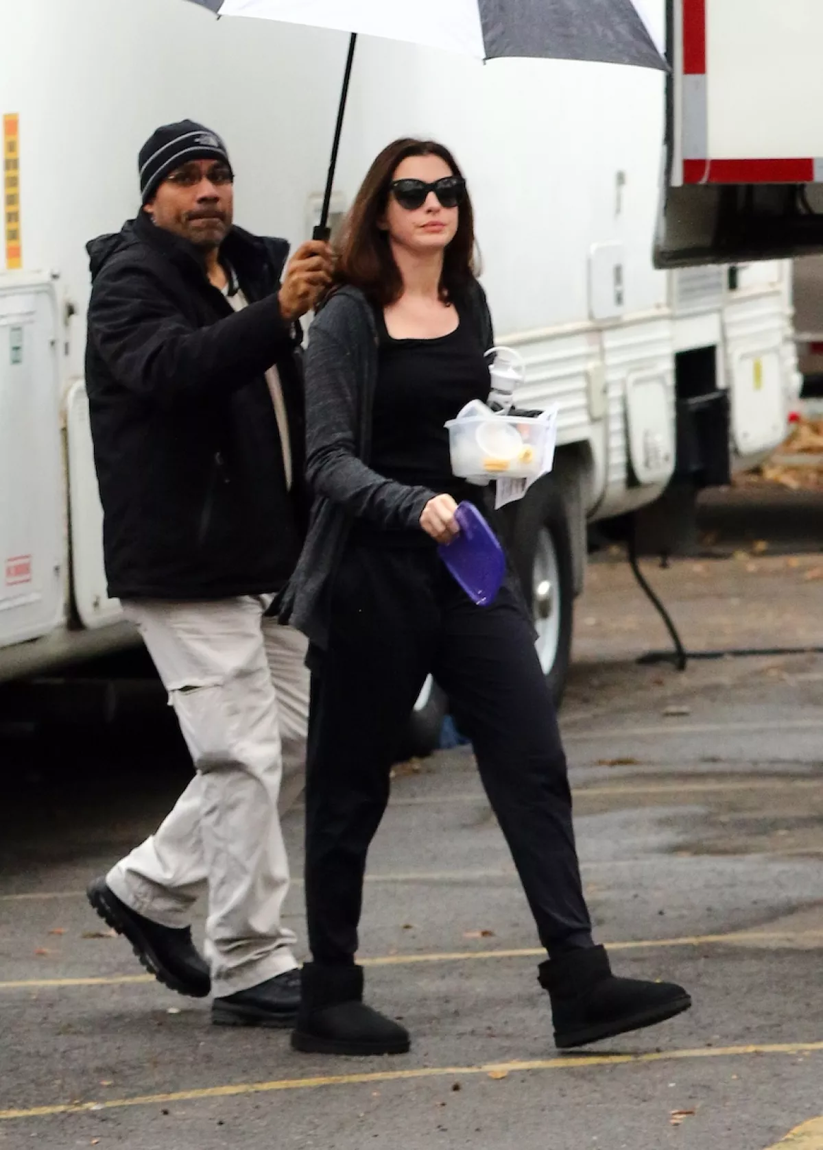 Anne Hathaway usa botas Ugg