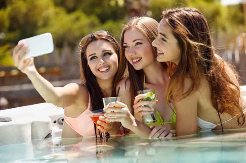Llegó la temporada de refrescarnos y aquí te decimos algunas opciones de cócteles que puedes preparar y bebidas que quedan muy ad hoc.
