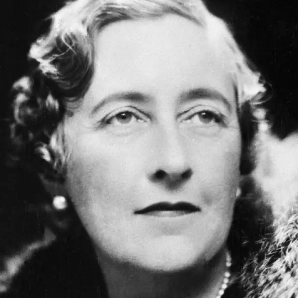 AGATHA CHRISTIE. La famosa escritora británica fue nombrada Dama de la Orden del Imperio Británico en 1971, cuando en ese entonces el título de la nobleza era otorgado a muy pocas personas. Ella murió en 1976.