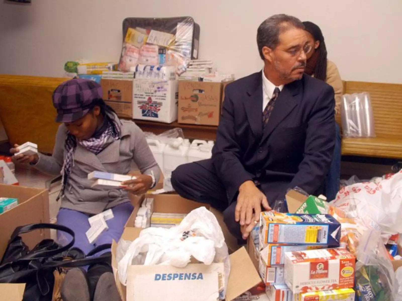 El embajador de Haití en México, Manuel Robert, ayuda en el centro de acopio de su embajada a recibir ayuda humanitaria.