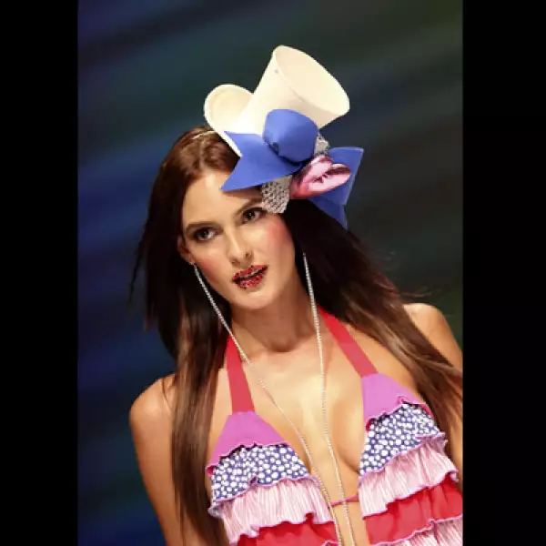 Diseños de la modista española Aghata Ruíz de la Prada también relucieron en este pasarela.