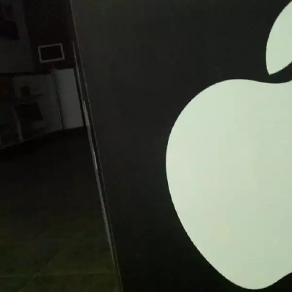 El logo de Apple aparece varias veces en el mobiliario de esta tienda.