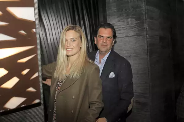 La guapa modelo de Israel y el empresario mexicano fueron captados saliendo de un restaurante en la ciudad de California, sin embargo todavía en noviembre ella tenía novio.