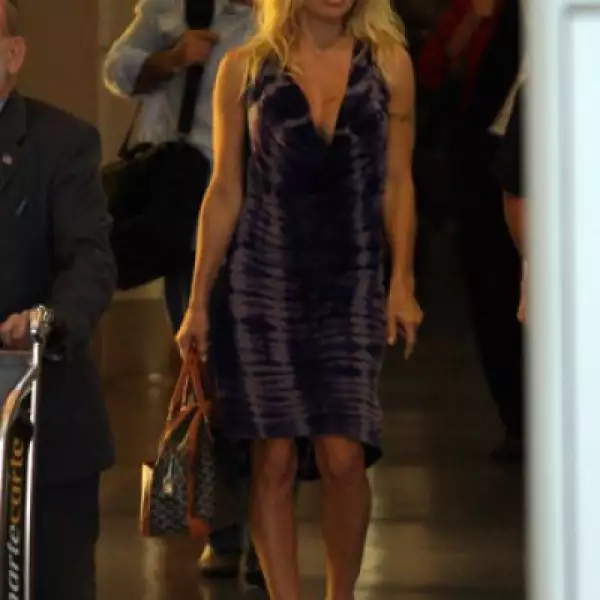 Pamela Anderson llega al Aeropuerto LAX de Los Ángeles, California.