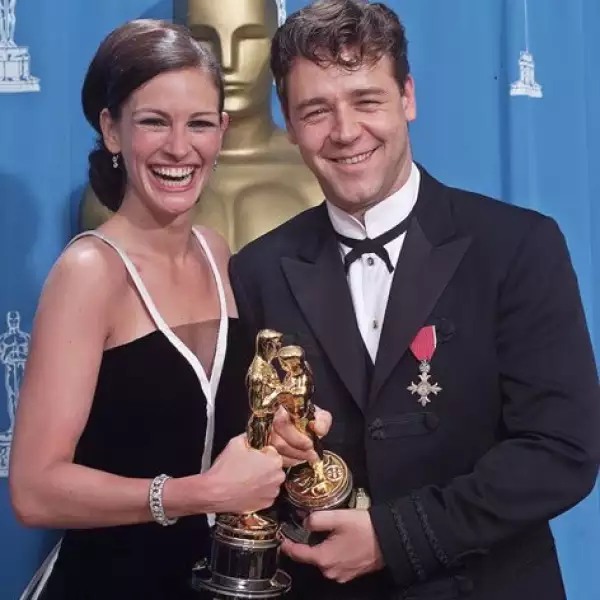 Fue en 2001 cuando se llevó un Oscar como Mejor Actriz por su papel en Erin Brockovich. Aquí con Russell Crowe, que ganó por su papel en Gladiador.