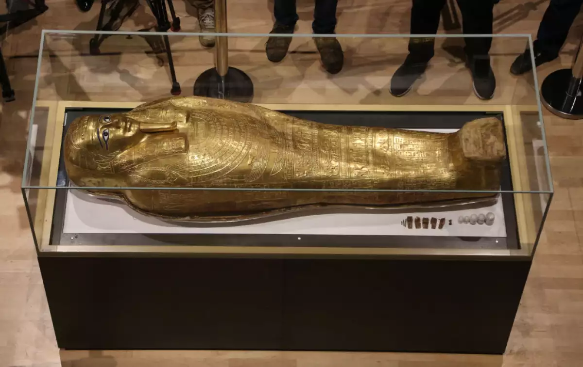 Retrieved Nedjemankhs coffin from US viewing ceremony in Cairo