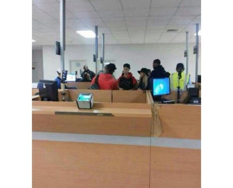 El momento en que el cantante y la modelo pasaban por migración para entrar en Panamá.