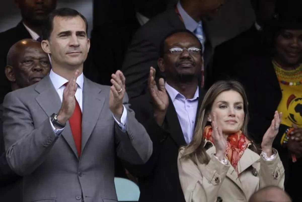 Felipe de Borbón y Letizia Ortiz llegaron muy animados al encuentro de su selección contra la de los suizos.