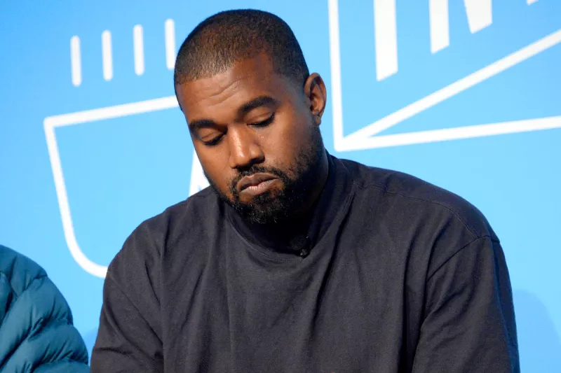 Foto de kanye west vestido con layera gris oscuro