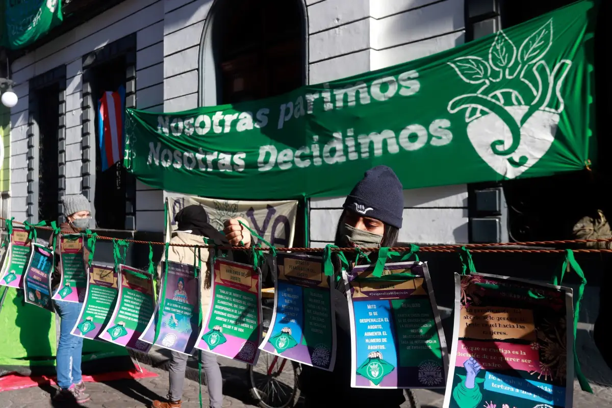 Feministas mantienen un plantón dentro y fuera del Congreso del Estado de Puebla para exigir la despenalización del aborto.