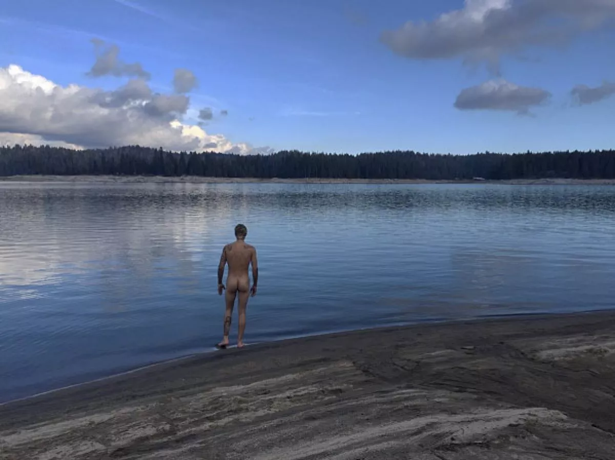 El cantante se fotografió de nuevo desnudo.