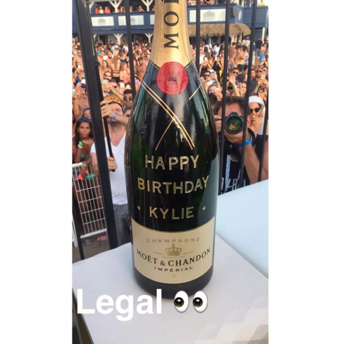 En Canadá la edad legal para tomar es 18 años.