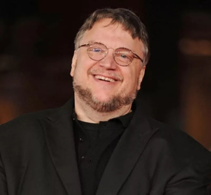 Siempre se había creído que la vida alienígena vendría del espacio, pero no es así. Títanes del Pacífico se estrena este fin de semana y el cineasta mexicano es el responsable.