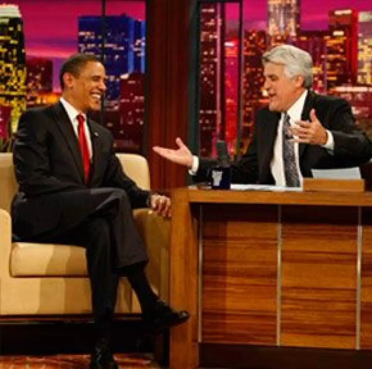 Es la primera vez que un presidente asiste al programa de la NBC.
